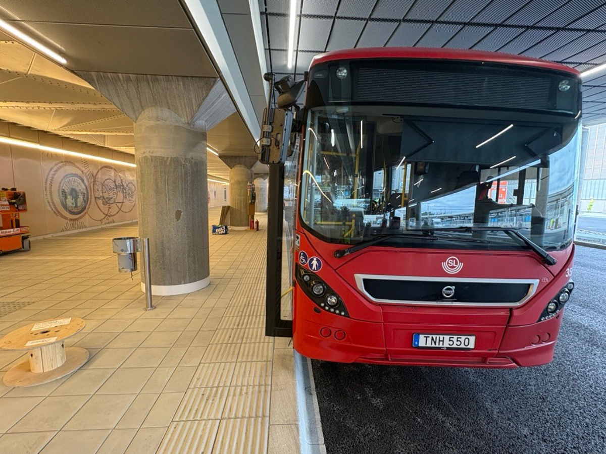 Bussarna provkör den nya terminalen i Barkarby