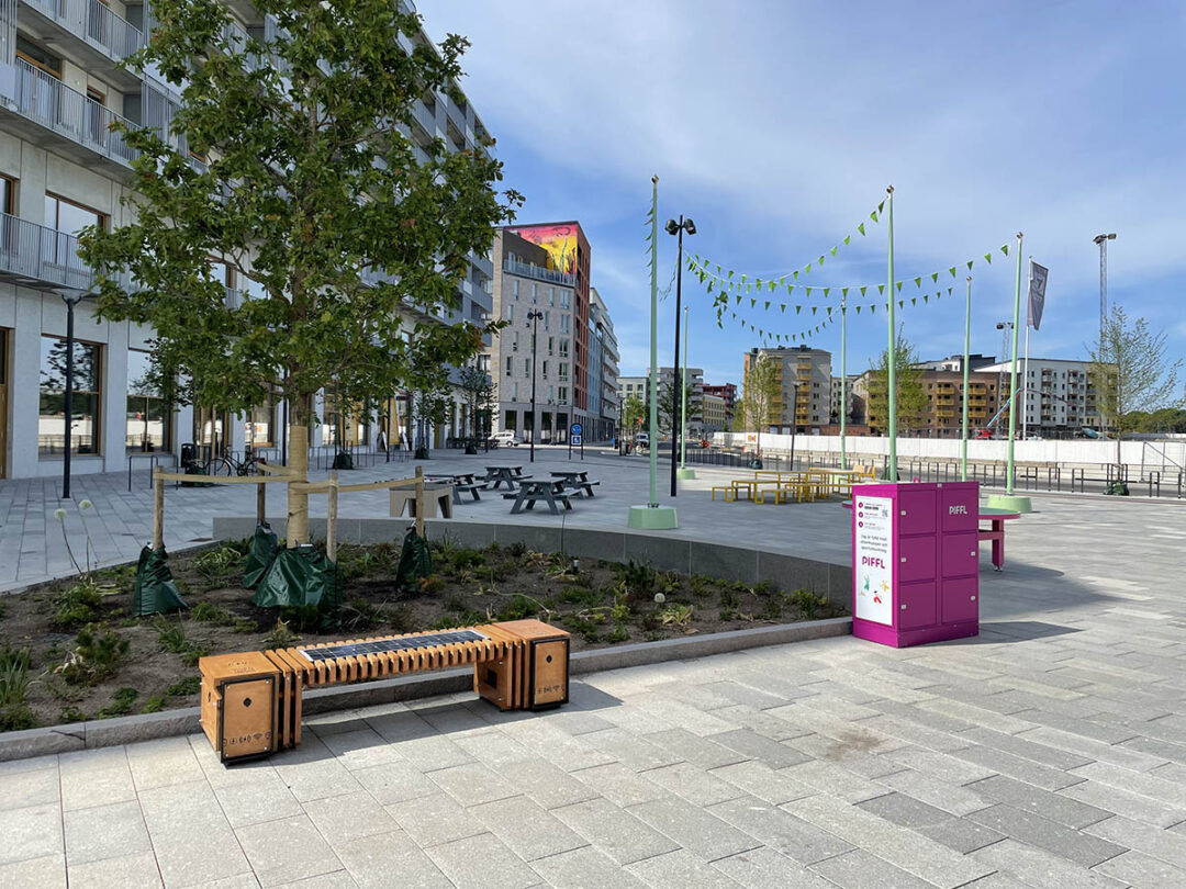 Testa den nya smarta bänken vid Safirtorget i Barkarbystaden