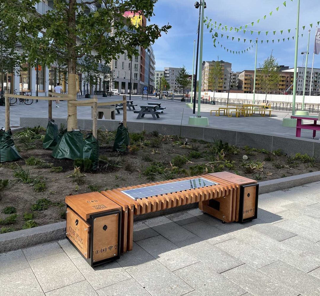 Testa den nya smarta bänken vid Safirtorget i Barkarbystaden